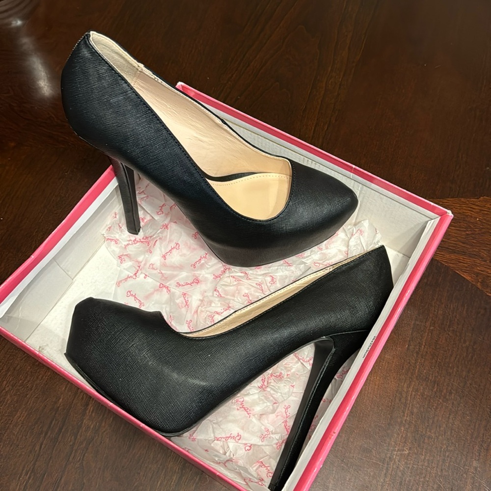 Closet Clean Out! Make An Offer On These Black 4in Heels. They Are A Size 9!